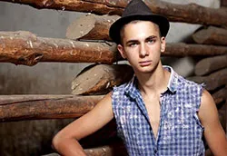 Zdjęcie z profilu młodego mężczyzny wyglądającego na rolnika.