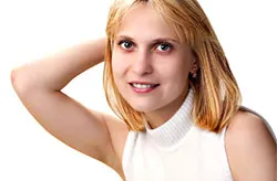 Zdjęcie z profilu młodego mężczyzny wyglądającego na rolnika.