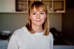 Zdjęcie z profilu kobiety w blond włosach w średnim wieku.